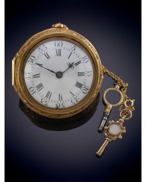 1037-RELOJ DE BOLSILLO CATALINO. CAJA PROFUSAMENTE LABRADA EN ORO AMARILLO DE 18K. MECANISMO DE CUERDA LLAVE. Esfera blanca c