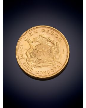 1042-MONEDA DE LA REPÚBLICA DE CHILE, CIEN PESOS en oro amarillo de 18K.