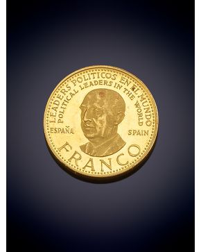 1043-MONEDA CONMEMORATIVA DE FRANCISCO FRANCO LEADERS POLÍTICOS EN EL MUNDO" en oro de 22K."