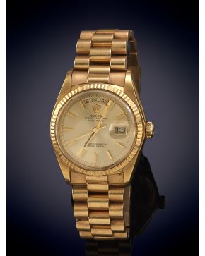 1098-ROLEX OYSTER PERPETUAL DATE JUST. CAJA Y BRAZALETE EN ORO AMARILLO DE 18K. MOVIMIENTO AUTOMÁTICO. Esfera beige con numer
