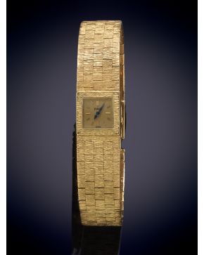 1099-PIAGET" RELOJ DE PULSERA PARA SEÑORA, AÑOS 70. CAJA Y BRAZALETE EN ORO AMARILLO MATE DE 18K. MOVIMIENTO MECÁNICO MANUAL.