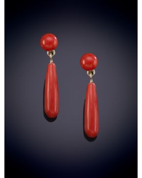 11-ELEGANTES PENDIENTES EN FORMA DE LÁGRIMA DE CORAL ROJO DEL MEDITERRÁNEO sobre una montura en oro amarillo de 9K.