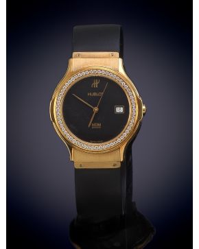 1101-HUBLOT, RELOJ DE PULSERA CON CAJA EN ORO AMARILLO DE 18K CON BRILLANTES. MOVIMIENTO SUIZO DE CUARO. Esfera negra con agu
