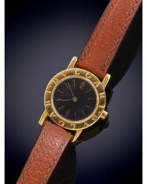 1106-BULGARI" Reloj de señora con caja en oro amarillo de 18k firmad y numerada. Movimiento de cuarzo. Esfera negra con numer