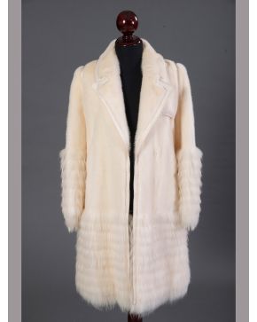 1135-DIOR" ABRIGO EN VISÓN BLANCO CON MANGAS DE ZORRO"