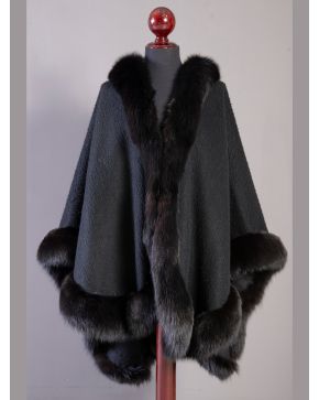1141-GRAN CAPA DE ALPACA REMATADA POR ZORRO NEGRO.