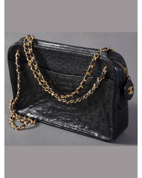 1153-CHANEL. Excepcional bolso Cabás Chanel de avestruz negro, 1991, adorno en metal dorado, doble asa en cadena de metal 
