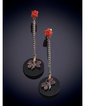 3-ELEGANTES PENDIENTES LARGOS COLGANTES CON PLACA CIRCULAR DE ÓNIX DECORADA POR MARIPOSA CON ALAS  DE RUBÍES QUE PENDEN DE