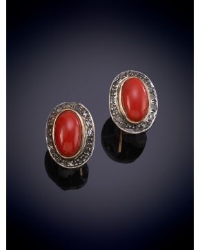 5-ELEGANTES PENDIENTES DE CABUJONES DE CORAL ORLADOS POR BRILLANTES sobre una montura en oro rosa de 9K y plata.