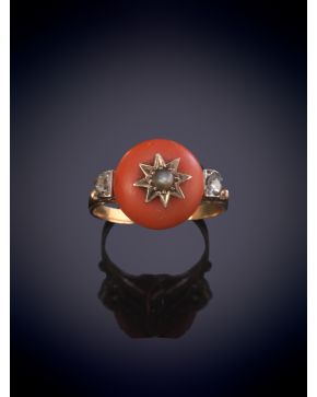 7-ELEGANTE SORTIJA ANTIGUA CON UNA ESFERA DE CORAL FLANQUEADA POR BRILLANTES sobre una montura en oro rosa de 18K.