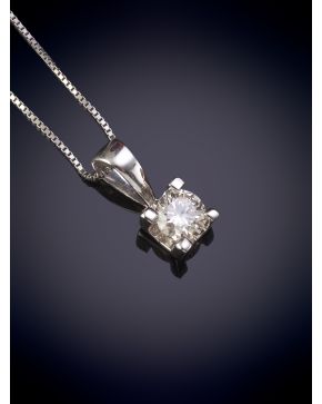 8-ELEGANTE COLGANTE DE DIAMANTE TALLA BRILLANTE EN GARRAS sobre una montura y con cadena en oro blanco de 18K.