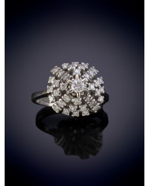892-ELEGANTE SORTIJA ROSETÓN DE BRILLANTES DE 0,90CT sobre una montura en oro blanco de 18K.