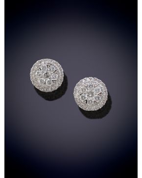 896-ELEGANTES PENDIENTES DE ROSETÓN DE BRILLANTES ORLADOS POR UNA FINA HILERA DE BRILLANTES DE MENOR TAMAÑO sobre una montur