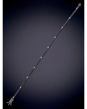 897-BELLA PULSERA RIVIERE CON ZAFIROS Y BRILLANTES sobre una montura en oro blanco de 18k. 