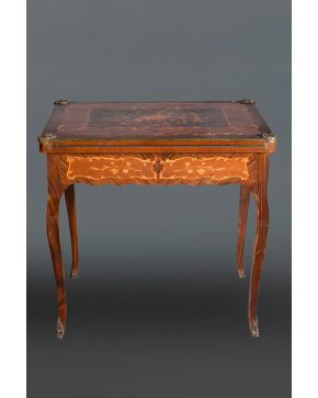408-Mesa de juego estilo Transición, Francia, c. 1900. Con decoración de marquetería de motivos vegetales y flores en ma