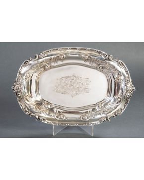 366-J.E CALDWELL & CO  FILADELFIA, C. 1850. Original fuente ondulada en plata sterling con alero cincelado en relieve