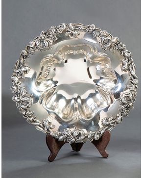 355-Bella panera en plata sterling con ala ondulada y perímetro de frutos y hojas en relieve. Iniciales grabadas. Pes