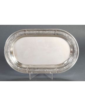 318-Exquisita fuente oval en plata sterling inglesa de inspiración Versalles . Alero grabado con decoración clásica de á