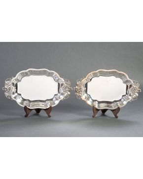 385-Original pareja de bandejas en plata sterling con asas a modo de racimos de uvas. Peso: 1,650 Kg. Medidas: 24x