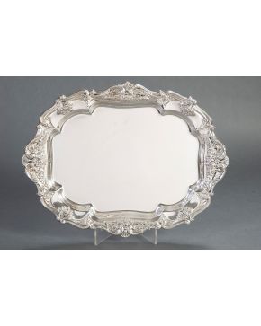 360-Bella bandeja rectangular en plata sterling con alero profusamente cincelado con motivos florales y tornapuntas. br