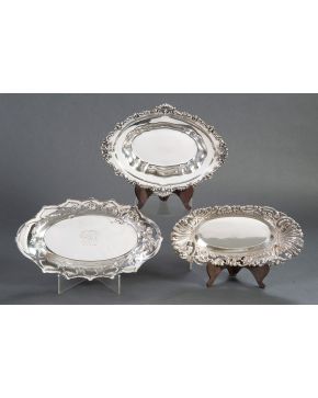 370-Lote formado por tres fuentes ovales en plata sterling. Una con delicada decoración relevada de rosas e iniciales gr