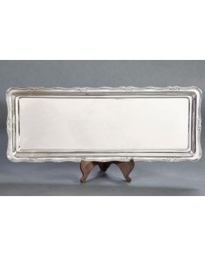 342-Bandeja rectangular en plata de ley 900. Hungría, C. 1900. Filos vegetales en el perímetro. Muy usada para el p