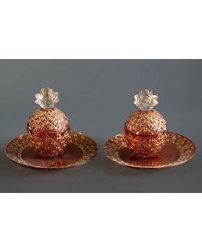 981-Pareja de recipientes en forma de piñas con bajo - platos iraníes en cristal tallado y pintados a mano en dorado y b