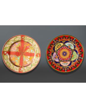 341-VERSACE Lote de dos platos en porcelana de diseño navideños exquisitamente decorados. Diámetro: 31 cm 