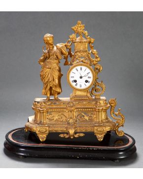 419-Reloj de sobremesa en metal dorado con decoración vegetal y representación en bulto redondo de figura femenina. Esfe