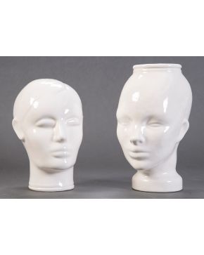 361-Decorativo lote formado por dos cabezas en cerámica esmaltada en blanco, uno modo de tarro. Altura mayor: 27 cm.