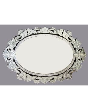 384-Espejo veneciano ovalado en vidrio de Murano con decoración grabada y crestería recortada con forma de hojas. Med