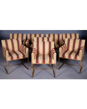 345-Lote de 16 sillas estilo Willy Rizzo con elegante tapicería aterciopelada en dorado y frambuesa. Altura: 81 cm.