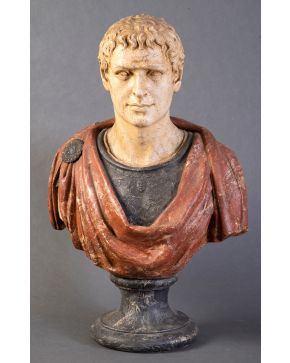 326-Decorativo busto de estética romana en estuco de marmoleado gris, rojo y blanco. Altura: 82 cm. 