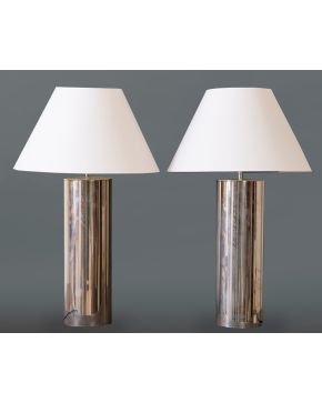 343-Exclusiva pareja de lámparas de diseño italiano. Fuste cilíndrico en acero cromado. Altura: 45 cm.