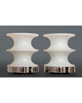 337-Pareja de lámparas de diseño. En cristal opal de labio exvasado y formas molduradas con base en metal cromado. Una d