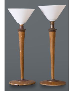 348-Pareja de lámparas de diseño Art Decó. Fuste en madera natural y base circular con tulipas acampanadas en cristal op