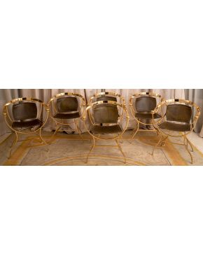 321-Juego de 6 sillas curules. Alberto Orlandi, años 70. En metal dorado, bronce con asientos y respaldos en cuero ma
