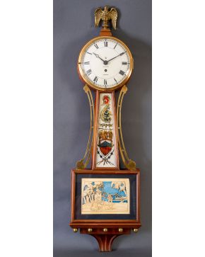 325-“Banjo Clock” Reloj de pared en madera y bronce. Representación del escudo con las doce estrellas de los EE.UU. b