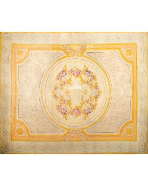 320-Alfombra española en lana de estilo neoclásico con guirnalda de rosas en medallón central y decoraciones en dorado y