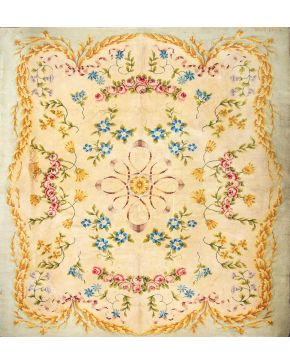 334-Gran alfombra en lana de la Real Fábrica de Tapices con marcas MD 1959. Decoración de rosas a modo de guirnaldas