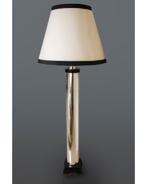 338-Lámpara contemporánea con fuste en acero cromado. Altura: 134 cm.