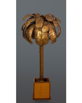 358-Decorativa palmera en metal dorado. Sobre peana en madera. Altura: 185 cm.