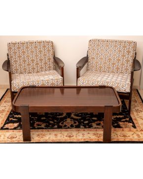 308-Lote de mobiliario años 60 formado por: dos butacas y mesa centro en madera. Medidas mesita: 40x58x108 cm.