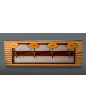 303-Perchero en madera pintada con cuatro perchas. Años 70. Medidas: 34x8x102 cm.