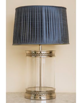 362-Lámpara de sobremesa de diseño moderno con fuste cilíndrico en cristal y metal plateado. Pantalla plisada en seda az