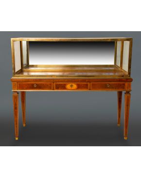 415-Consola Napoleón III, Francia, s. XIX, en madera de caoba y aplicaciones en metal dorado. Frente con tres cajones. 