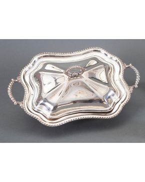 411-Legumbrera en plata española punzonada con filo y asas a modo de cordón. Medidas: 15x38x26 cm. Peso: 870 gr.