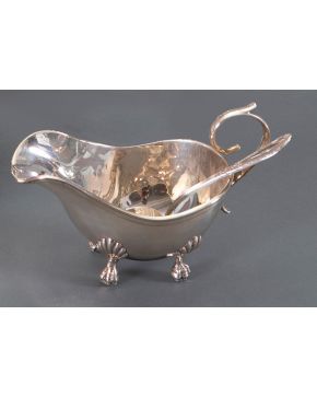 413-Salsera con cuchara en plata espñola punzonada sobre patitas de garra. Altura: 10 cm. Peso: 415 gr.