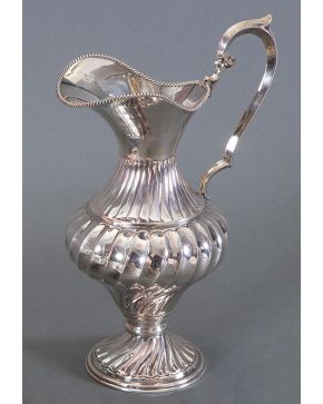 412-Jarra en plata española punzonada con cuerpo gallonado helicoidal y filo de cordón. Altura: 23 cm. Peso: 730 g