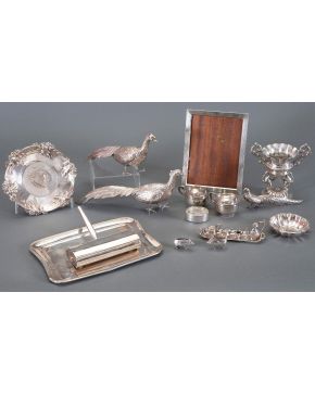 391-Variado lote en plata formado con dos tazas, bandejita con moneda, centro con asas y pie con cisnes, jueguecito de c